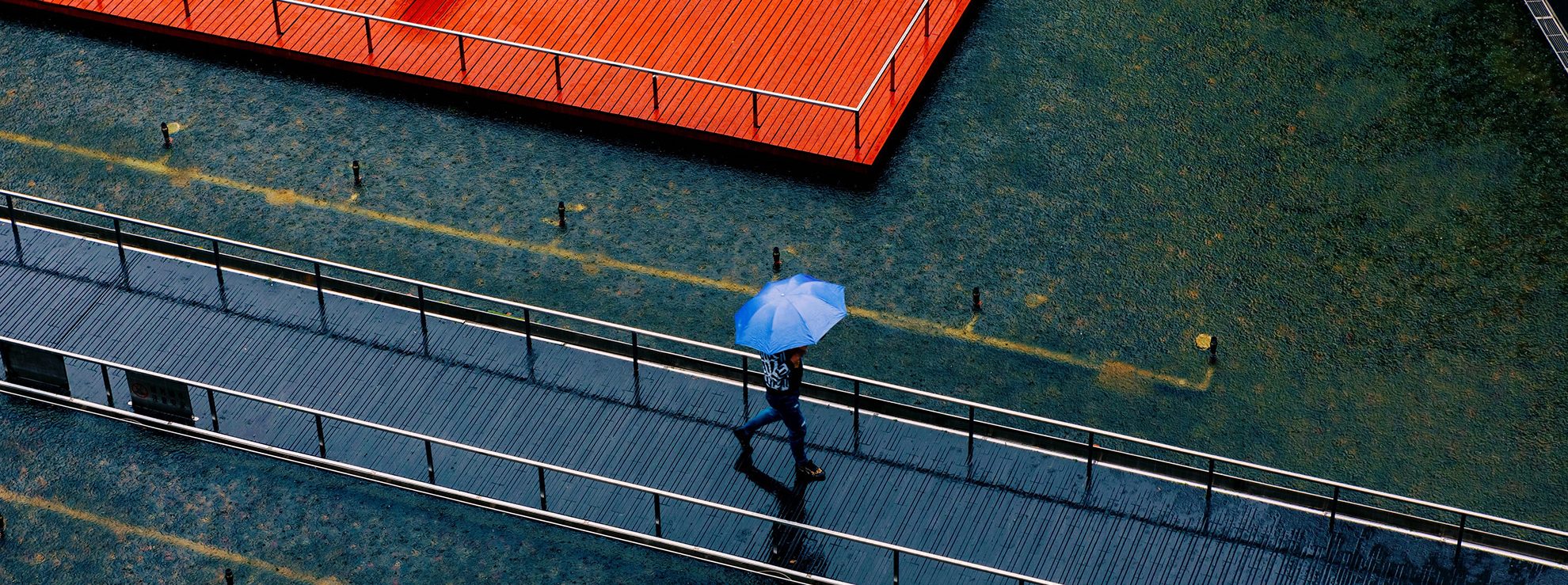 漫步雨中